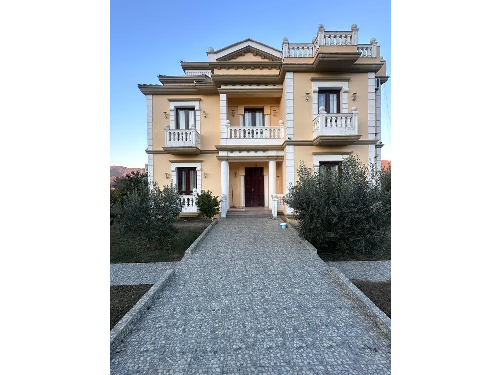 Qera, Vilë në Vishnje, Tiranë