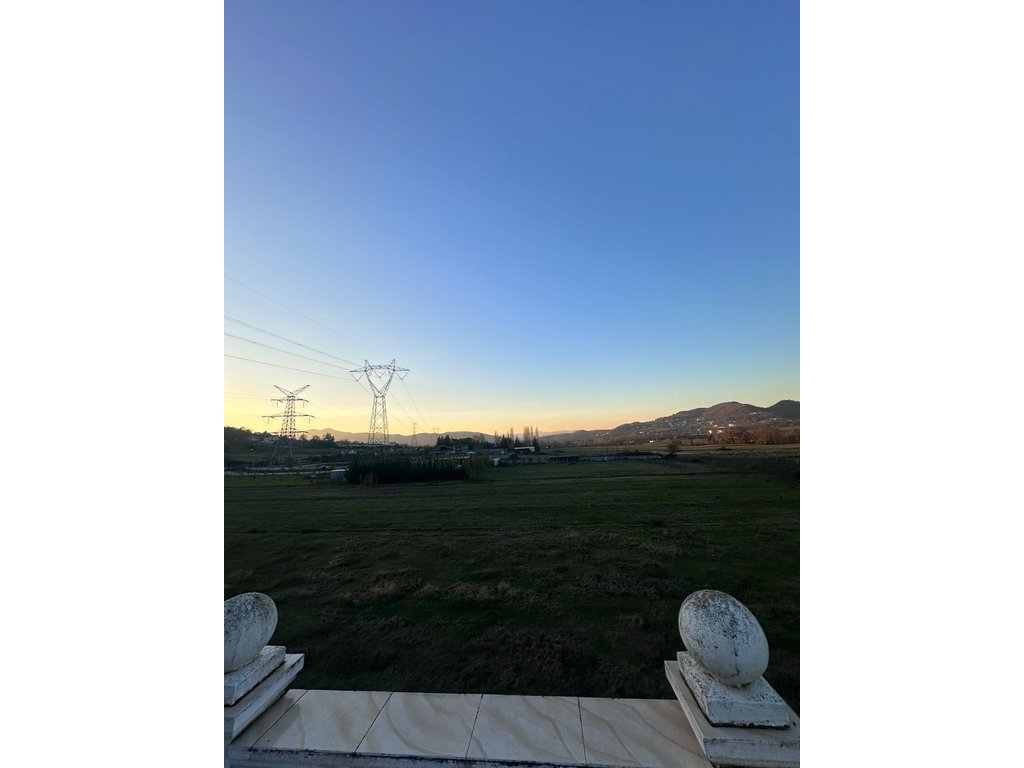 Qera, Vilë në Vishnje, Tiranë