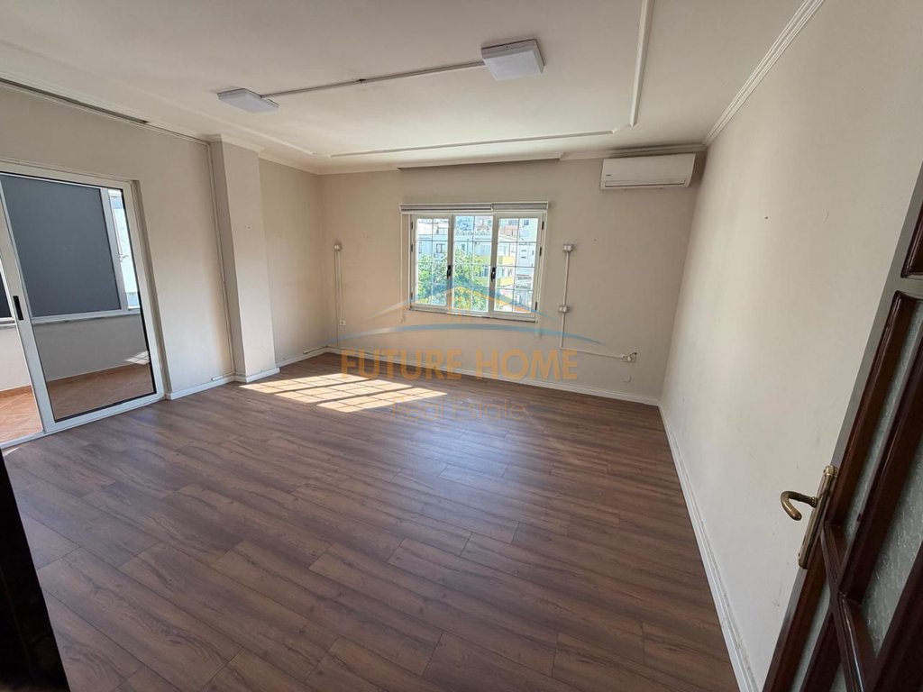 Qira, Ambient biznesi për zyra, Sheshi Willson,Tirane.