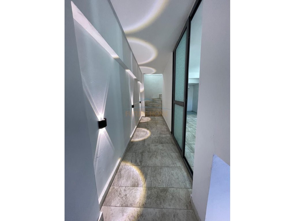 Qira, Ambient Business, Selvia