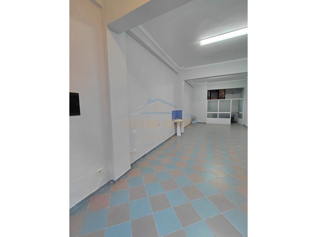 Qira, Business Environment, Hospital, Durrës