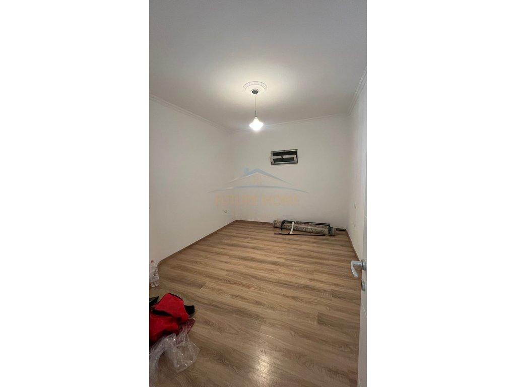 Qira, Ambient, Pazari i Ri, Tiranë