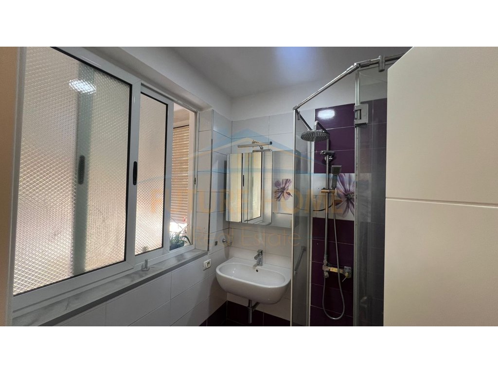Qira, Ambient, Pazari i Ri, Tiranë