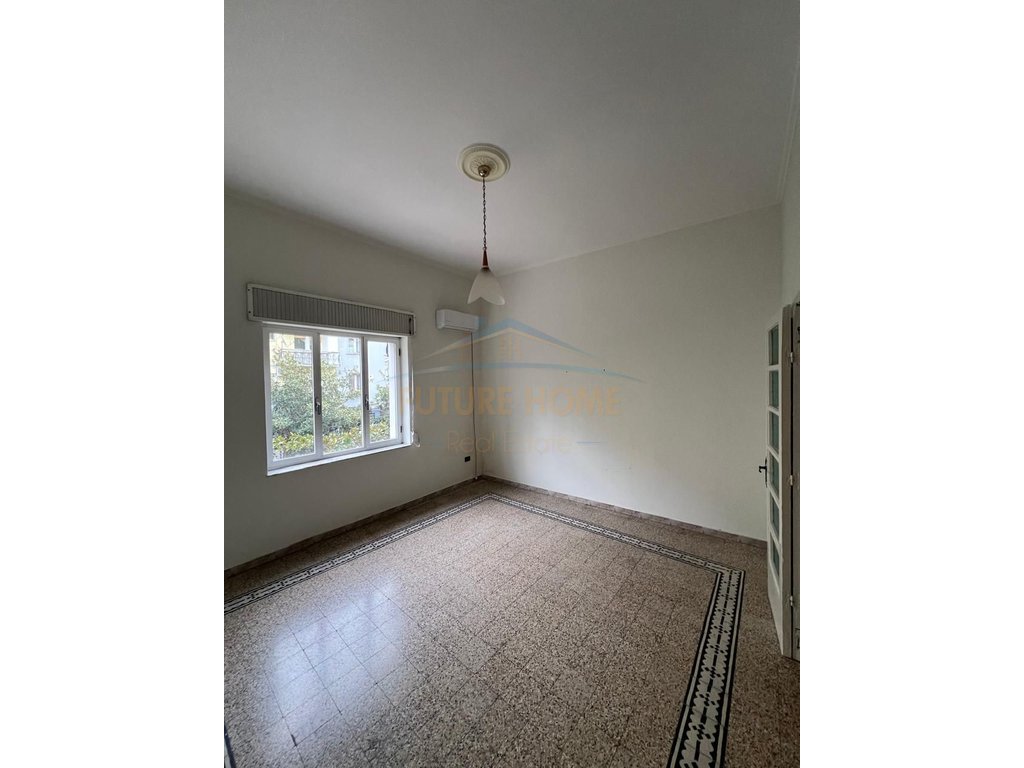 Qira, Office Space, Court, Durres
