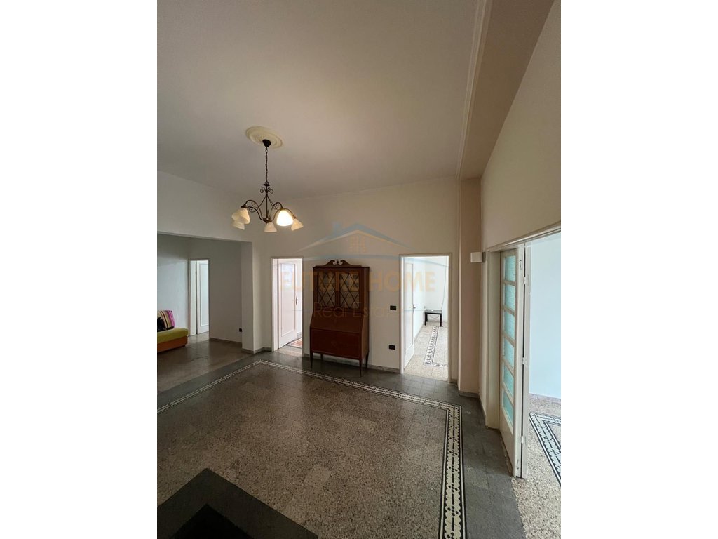 Qira, Office Space, Court, Durres