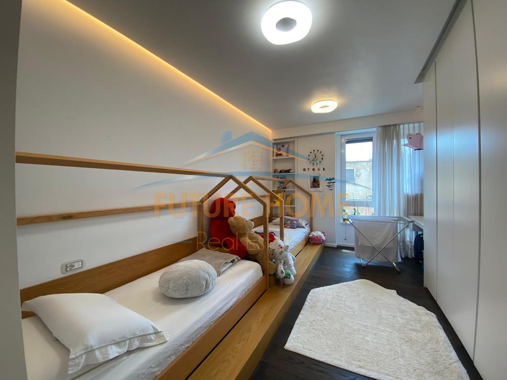 Qira, Apartment 2+1+2, Myslym Shyr