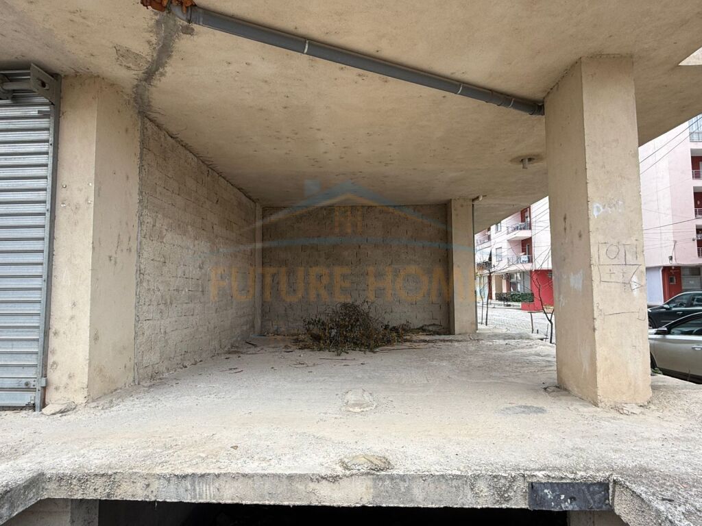 Shitet, Ambient Biznesi, 1 Maji, Pogradec.
