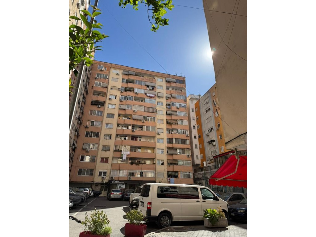 Shitet, Ambient Biznesi, Komuna e Parisit,Tirane