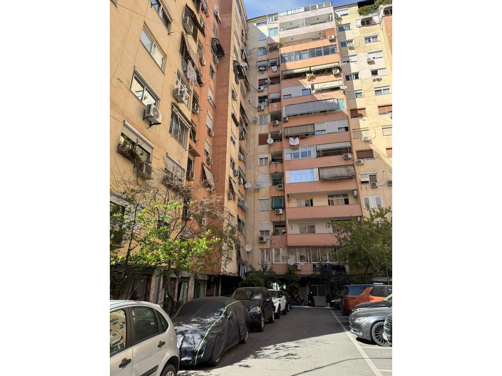 Shitet, Ambient Biznesi, Komuna e Parisit,Tirane