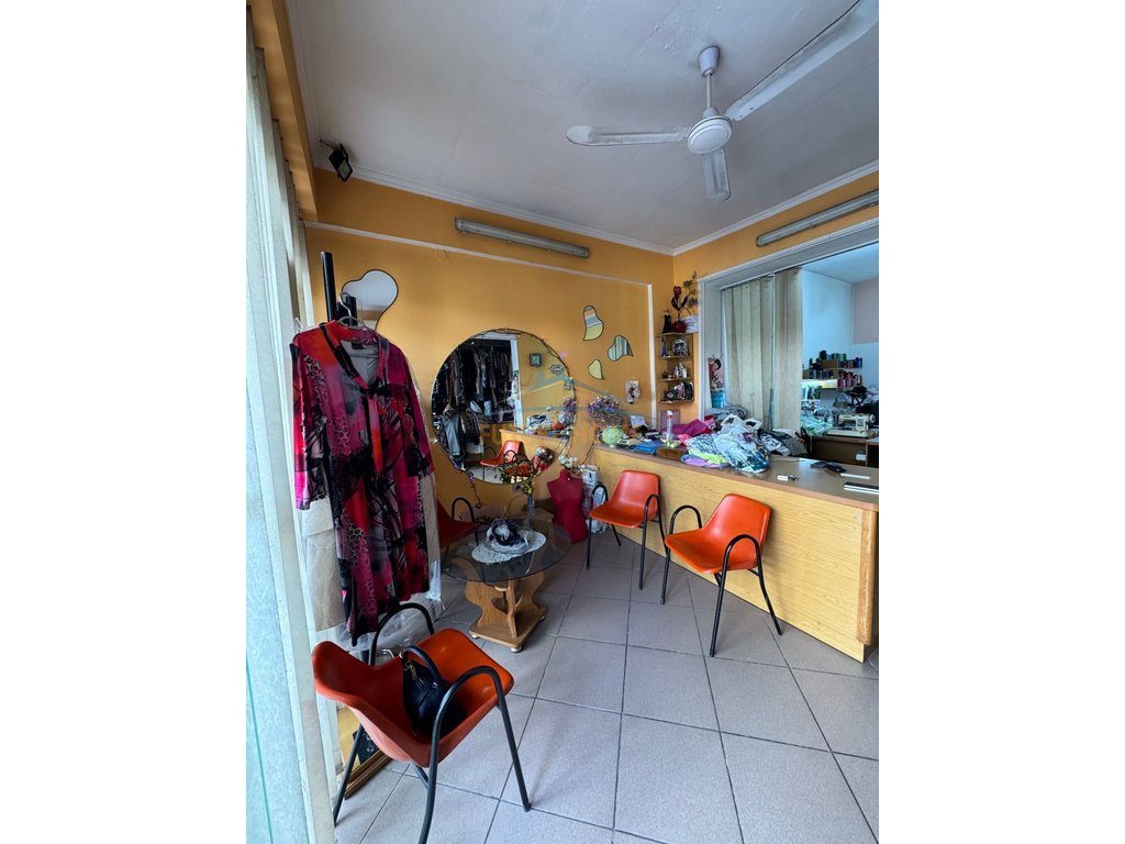 Shitet,Ambient Biznesi,Rruga 4 Dëshmorët, Tiranë