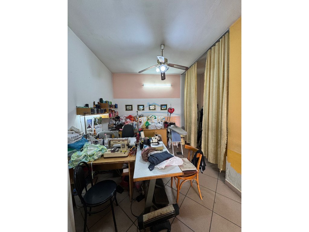 Shitet,Ambient Biznesi,Rruga 4 Dëshmorët, Tiranë