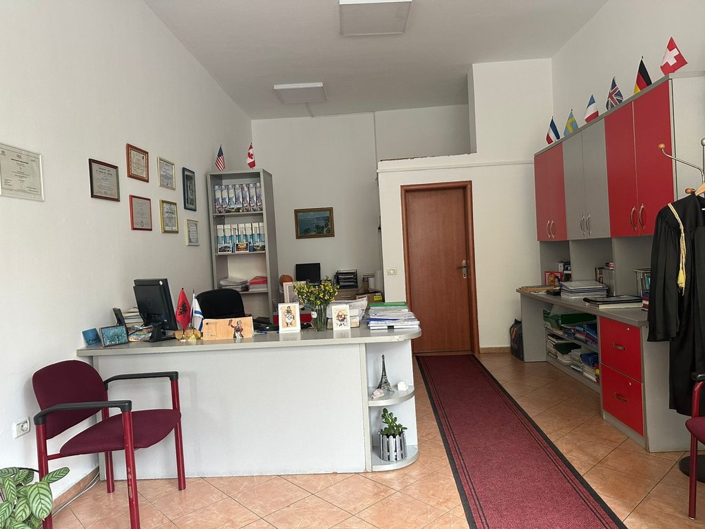 Shitet, Ambient Biznesi, Rruga Siri Kodra, Tirane.
