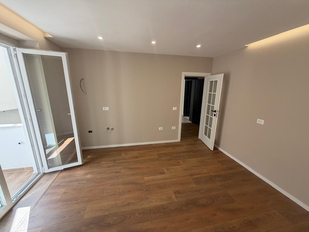 Shitet, Apartament 1+1 , Rruga Mine Peza, Tiranë