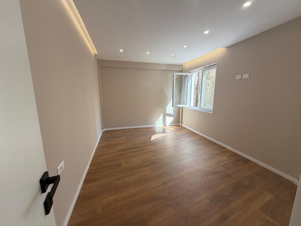 Shitet, Apartament 1+1 , Rruga Mine Peza, Tiranë