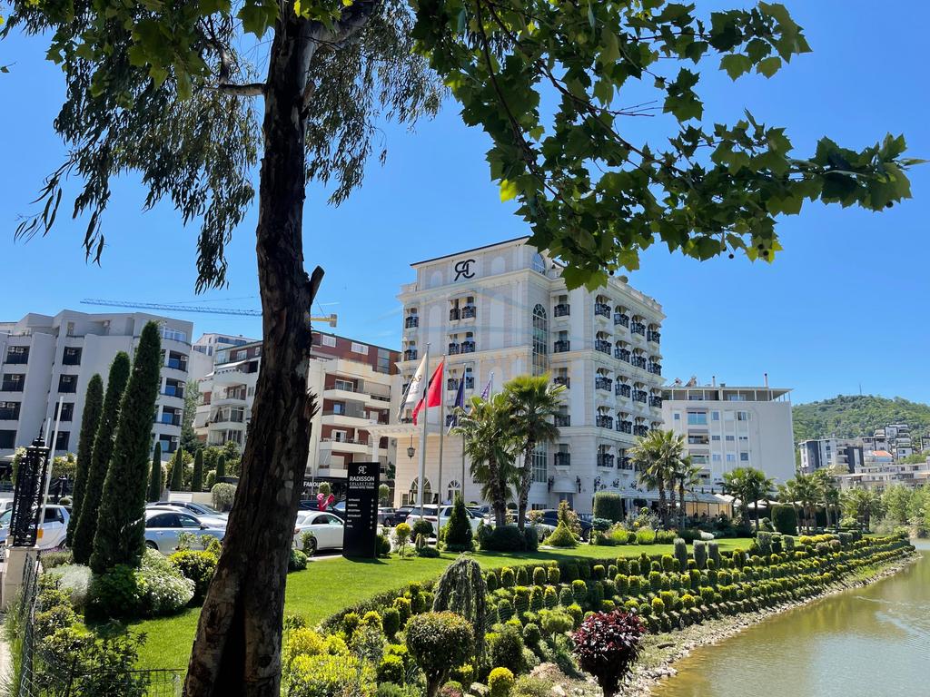 For sale, Apartment 2+1+2+2 Parking spaces, Dry Lake, Tirana.