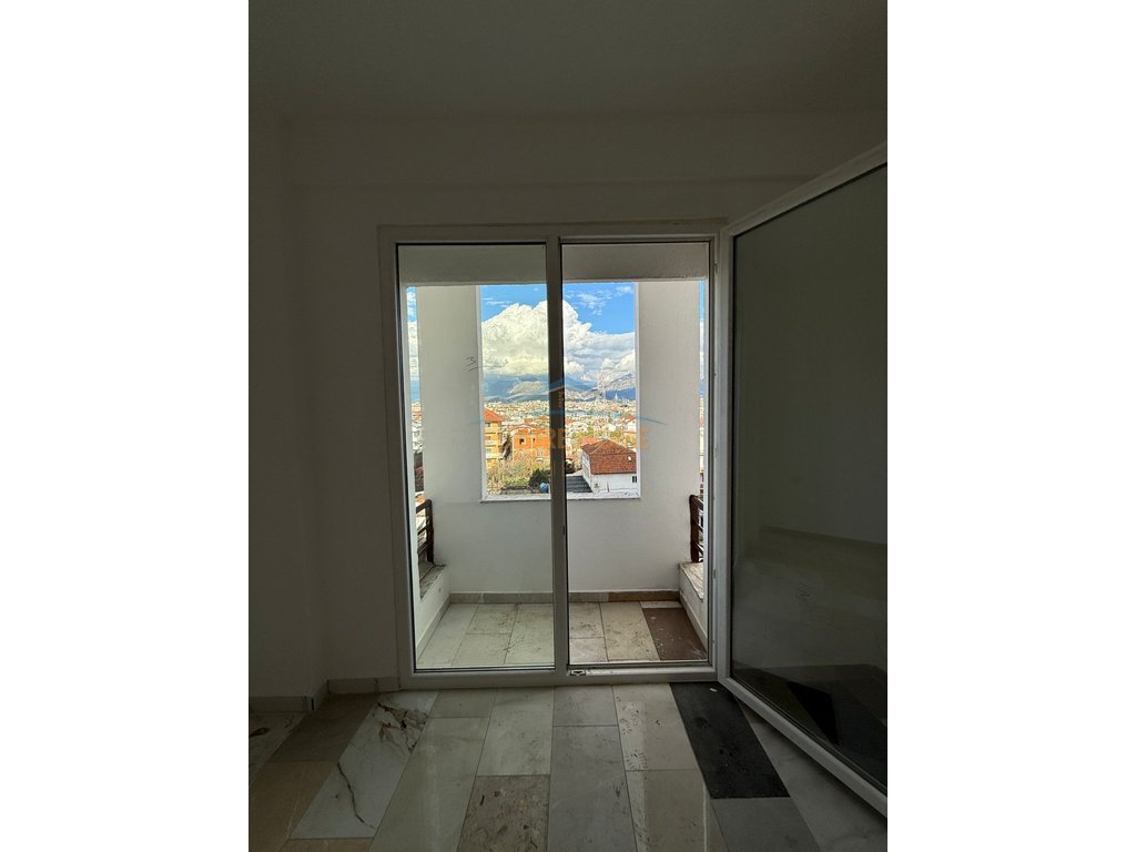 Shitet, Apartament 2+1+2, Casa Italia, Tirane.