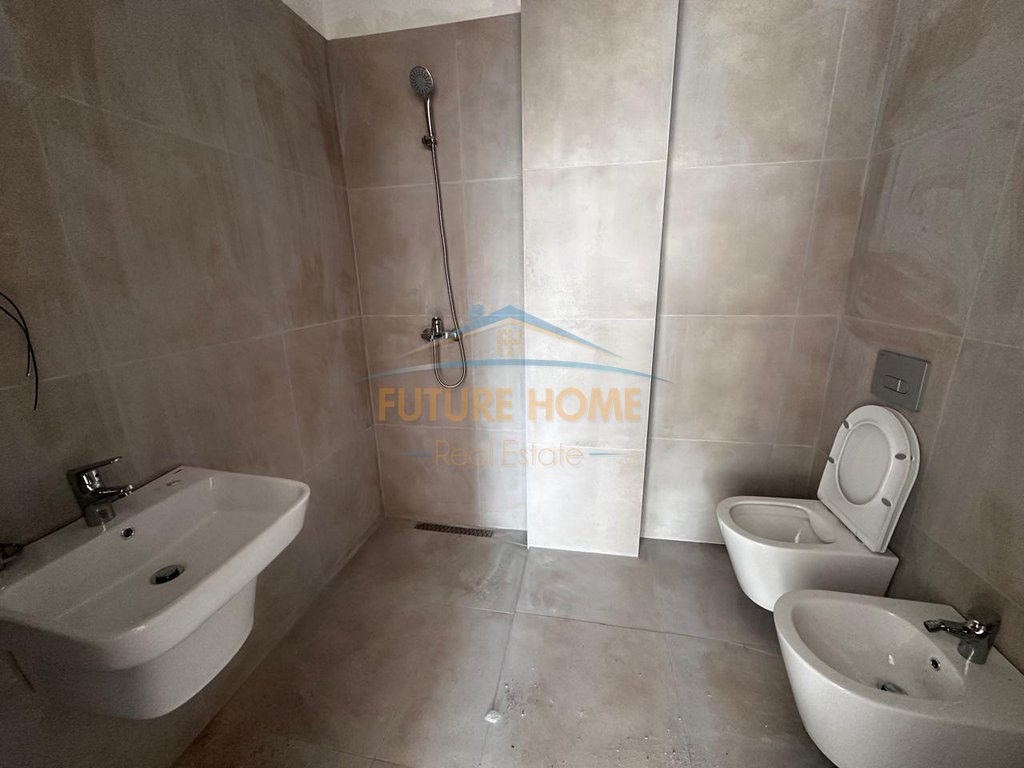 Shitet,Apartament 2+1+2, Kompleksi Aura,Tiranë.