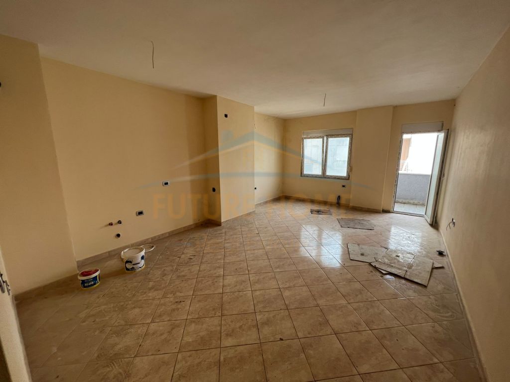 Apartament 2+1+2, Pogradec