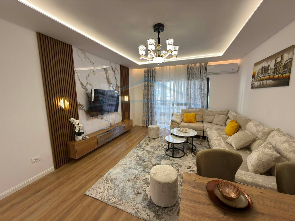 Shitet, Apartament 2+1+2, Pallati me Shigjeta, Tirane