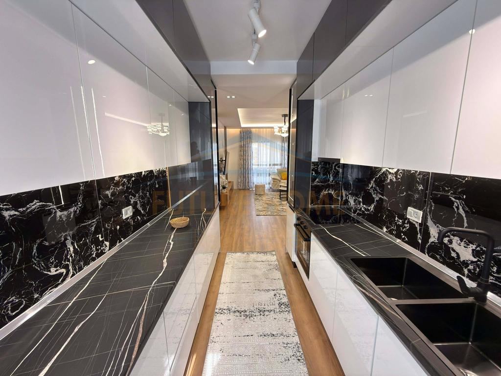 Shitet, Apartament 2+1+2, Pallati me Shigjeta, Tirane
