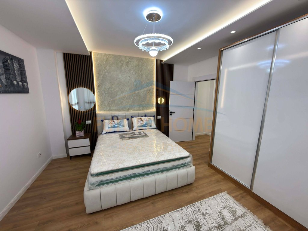 Shitet, Apartament 2+1+2, Pallati me Shigjeta, Tirane