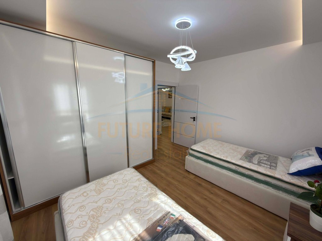 Shitet, Apartament 2+1+2, Pallati me Shigjeta, Tirane
