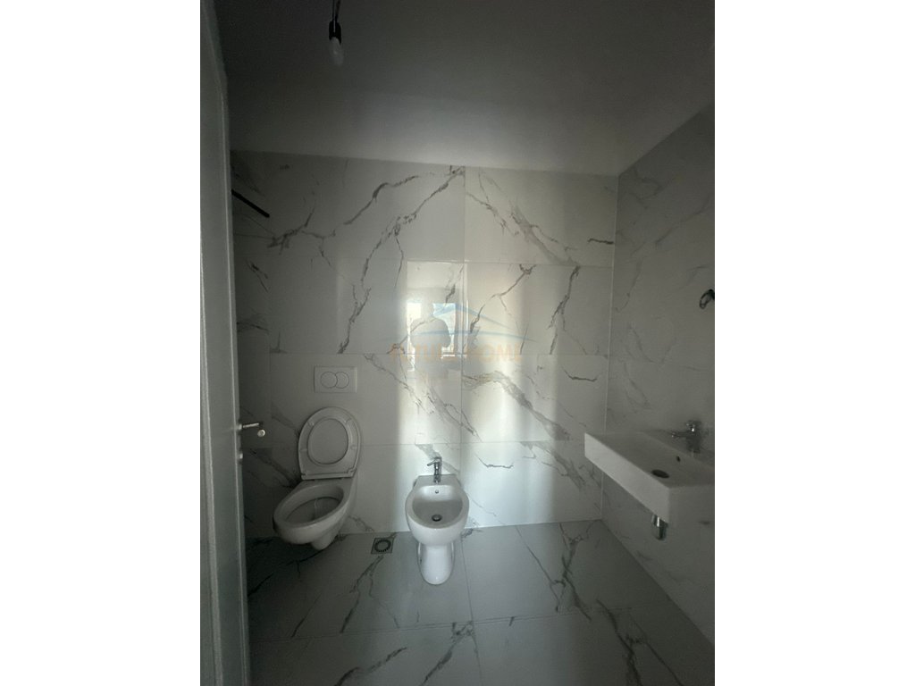 Shitet, Apartament 2+1+2+Post Parkimi, Bulevardi Ri, Tirane