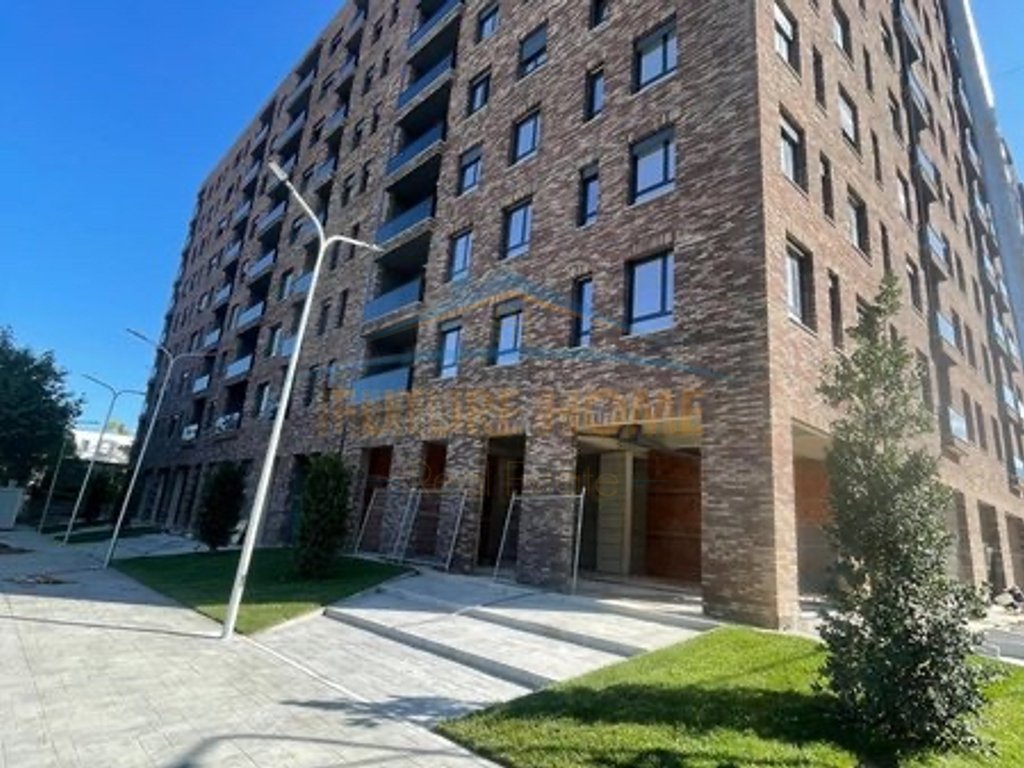 Shitet, Apartament 2+1+2, Rruga 5 Maji, Tiranë.