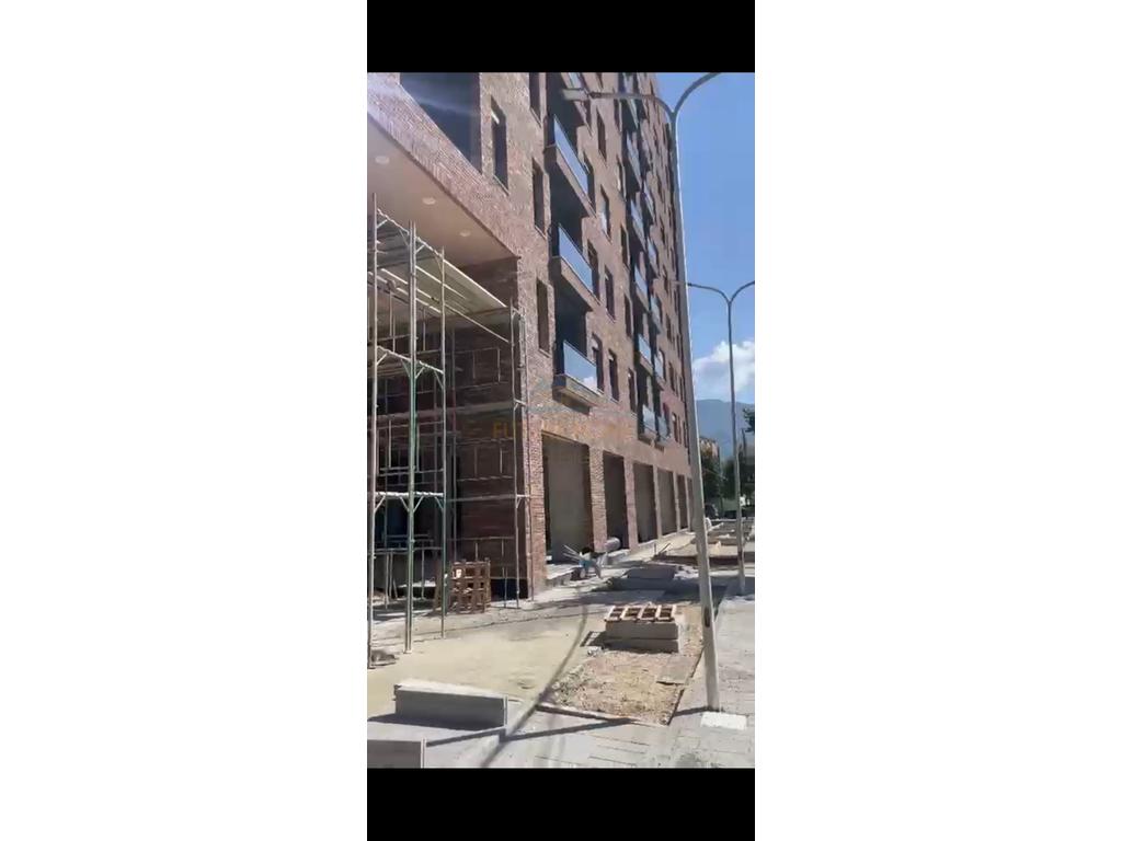 Shitet, Apartament 2+1+2, Rruga 5 Maji, Tiranë.
