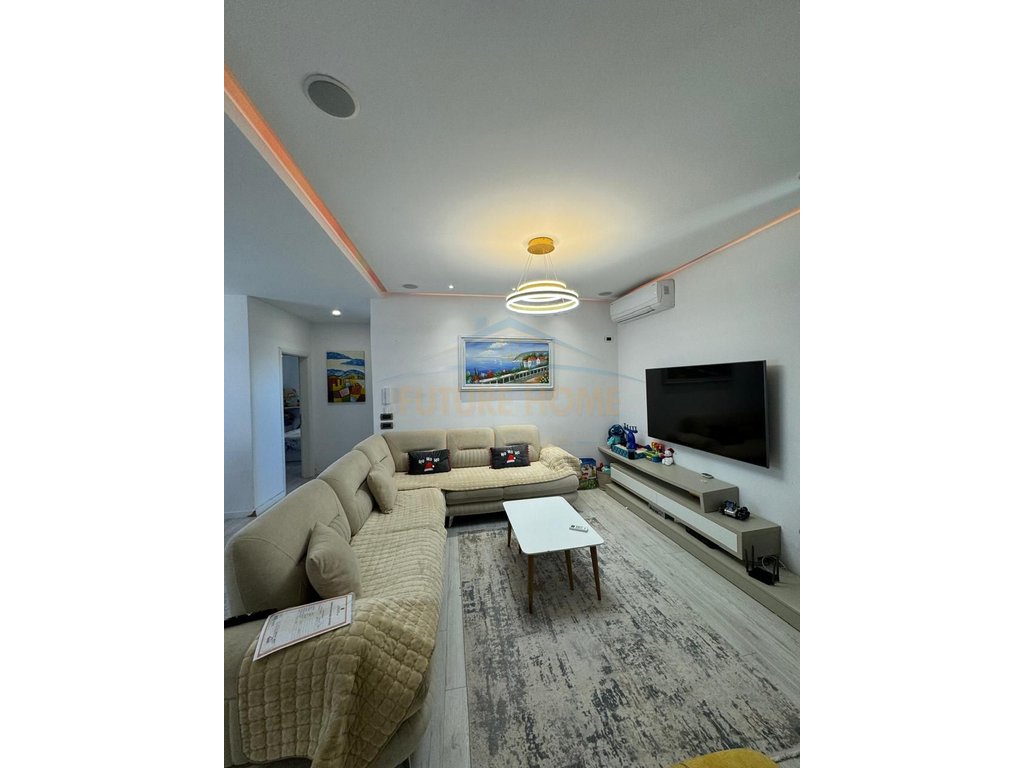 Shitet Apartament 2+1+2+ Verande, Shkozë
