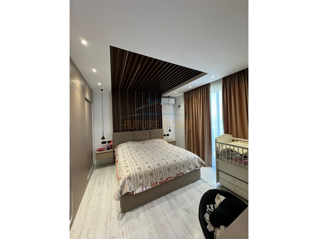 Shitet Apartament 2+1+2+ Verande, Shkozë