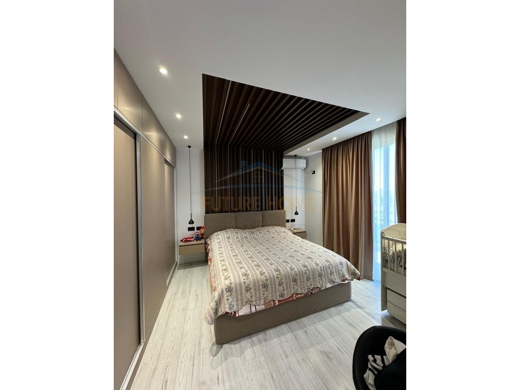 Shitet Apartament 2+1+2+ Verande, Shkozë