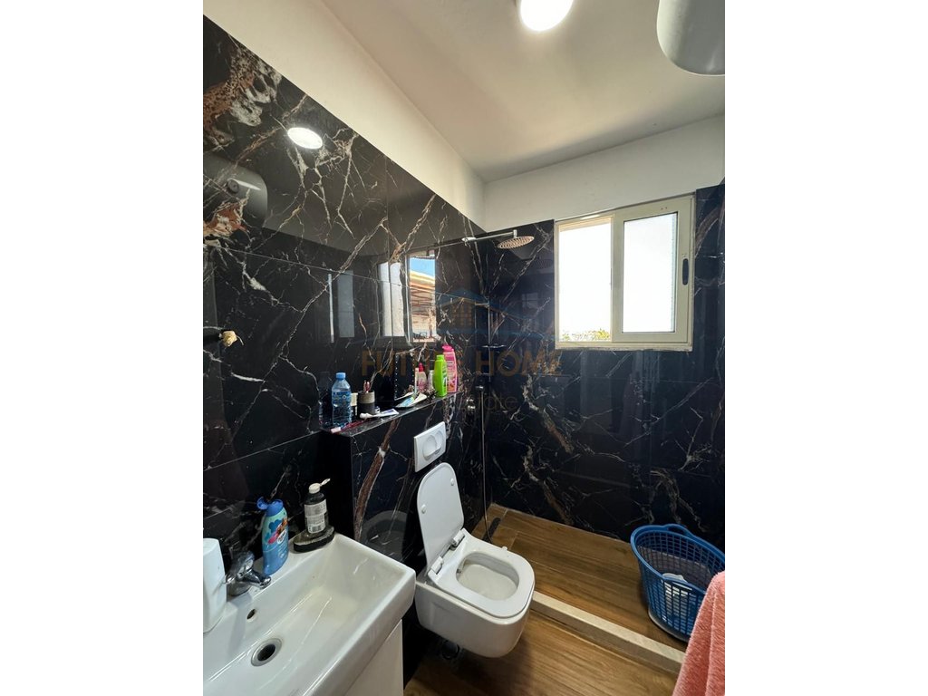 Shitet Apartament 2+1+2+ Verande, Shkozë