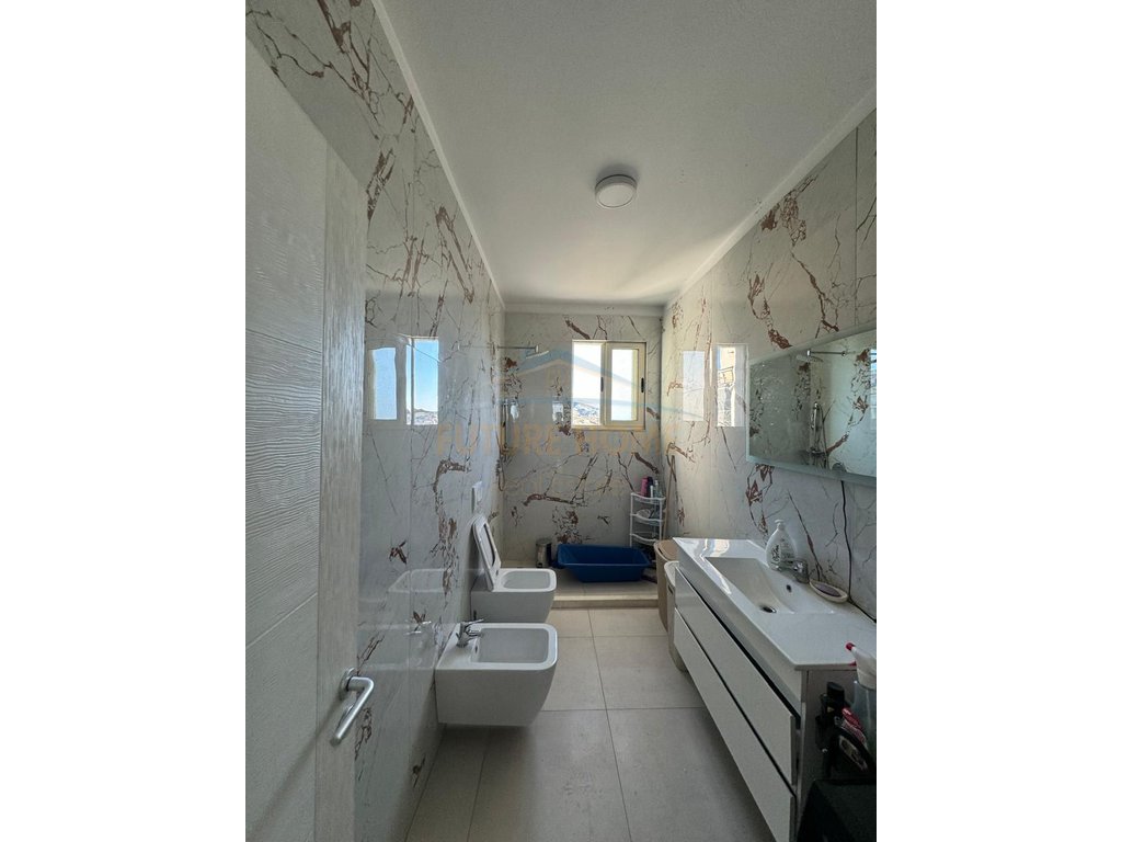 Shitet Apartament 2+1+2+ Verande, Shkozë