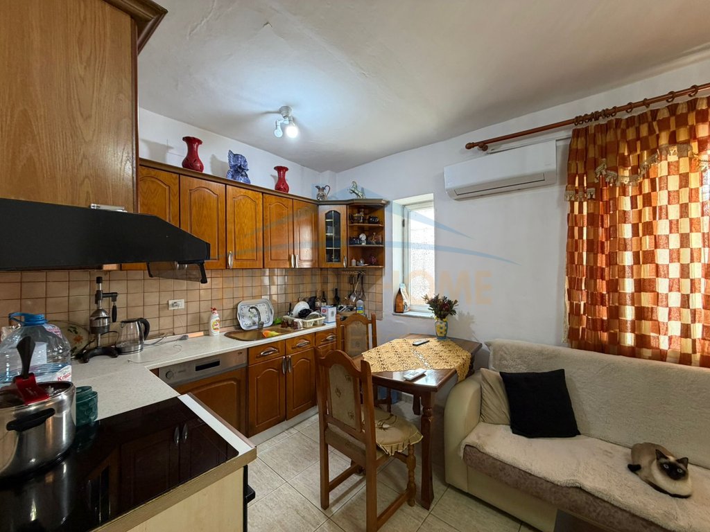 Shitet, Apartament 2+1+ Ambient Biznesi , Rruga Kongresi i Manastirit