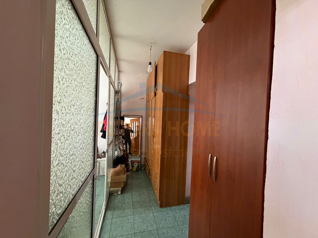 Shitet, Apartament 2+1+ Ambient Biznesi , Rruga Kongresi i Manastirit