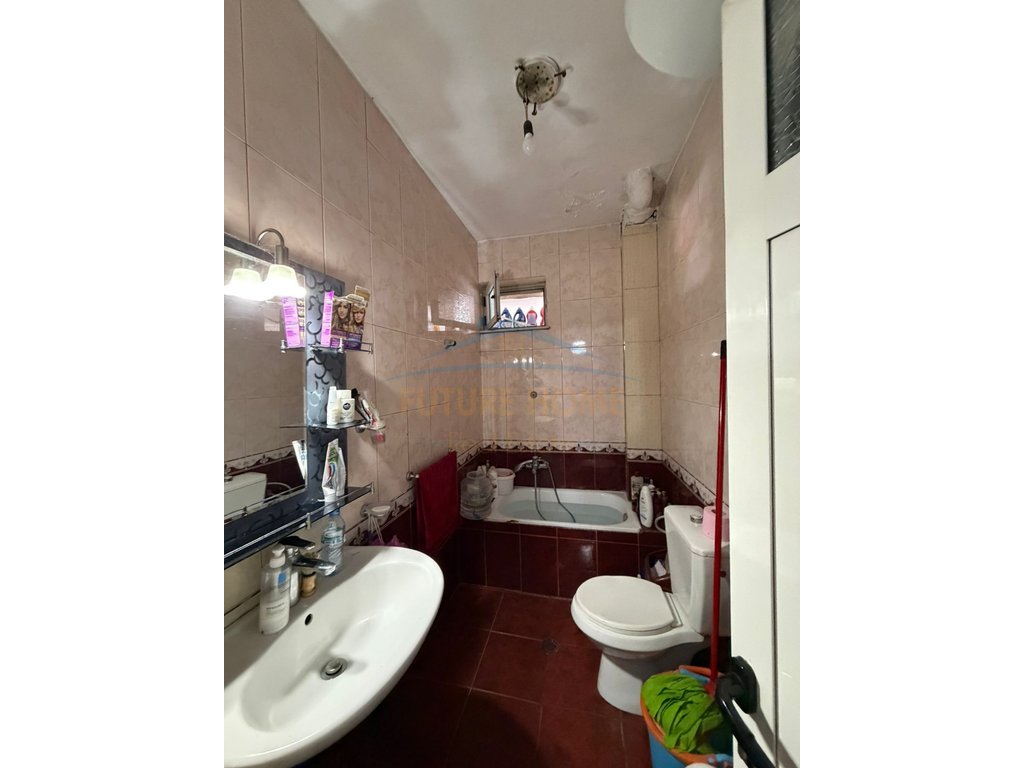Shitet, Apartament 2+1+ Ambient Biznesi , Rruga Kongresi i Manastirit