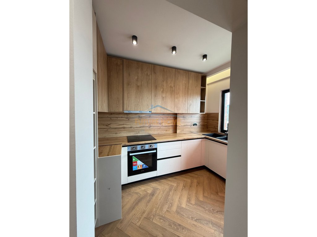 Shitet , Apartament 2+1+ Garderob, Bulevardi Bajram Curri, Tiranë.