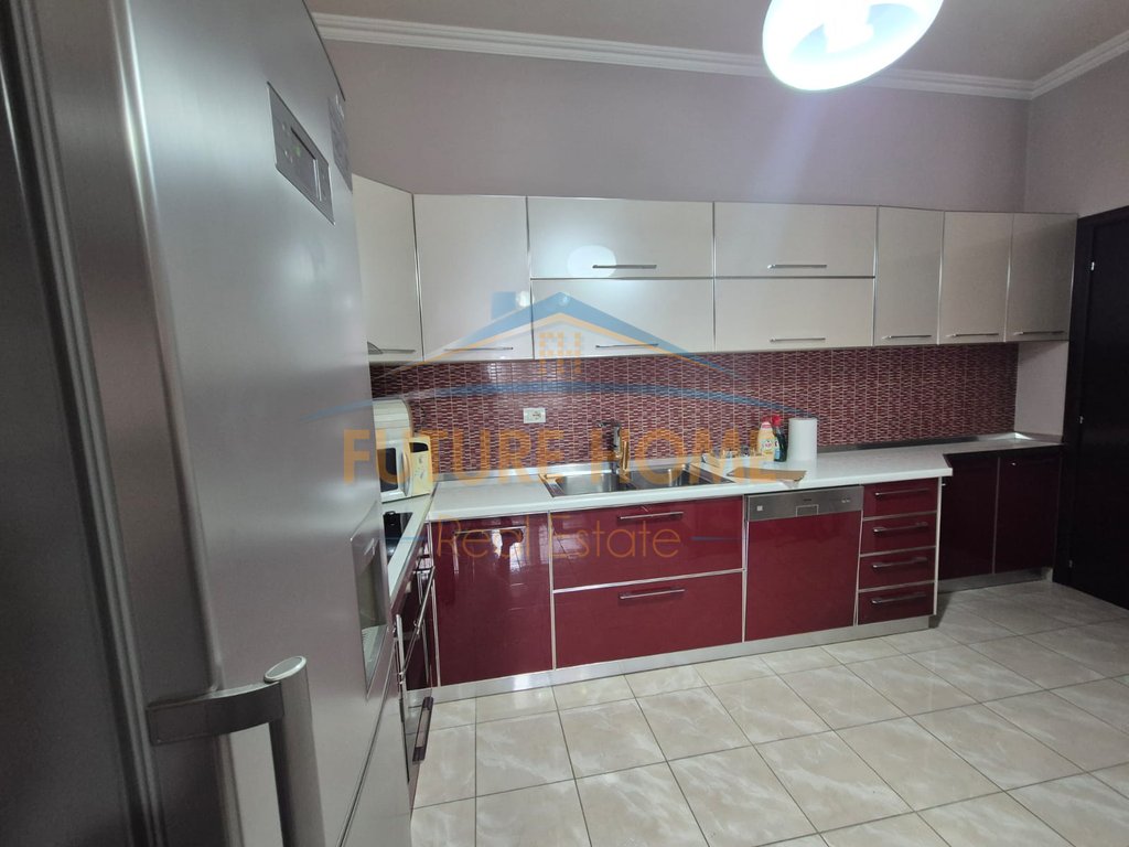 Shitet, Apartament 2+1, Ish Parku i Autobuzave, Tiranë.