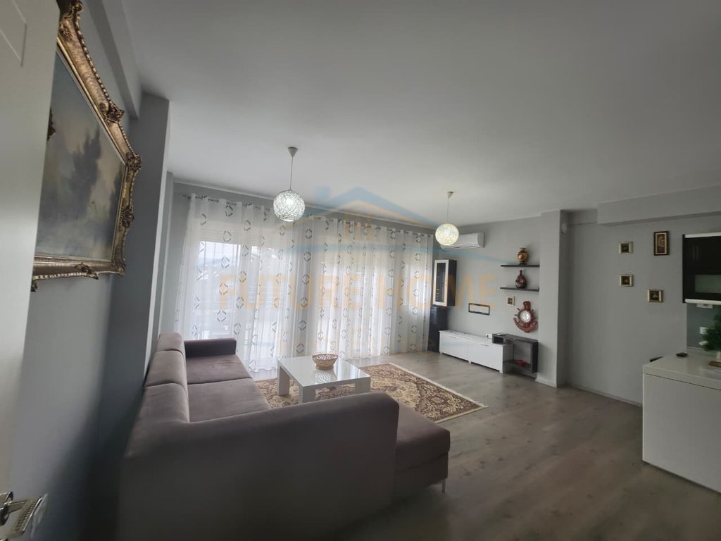 Shitet, Apartament 2+1, Lagjia 1, Korçë.
