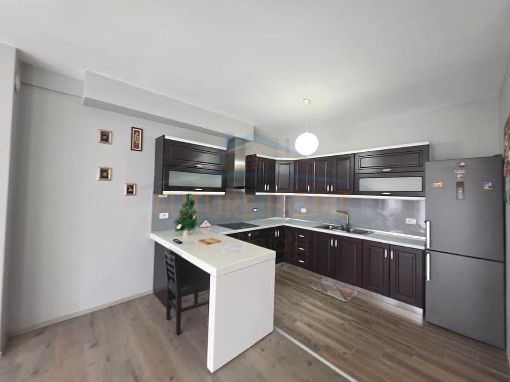 Shitet, Apartament 2+1, Lagjia 1, Korçë.