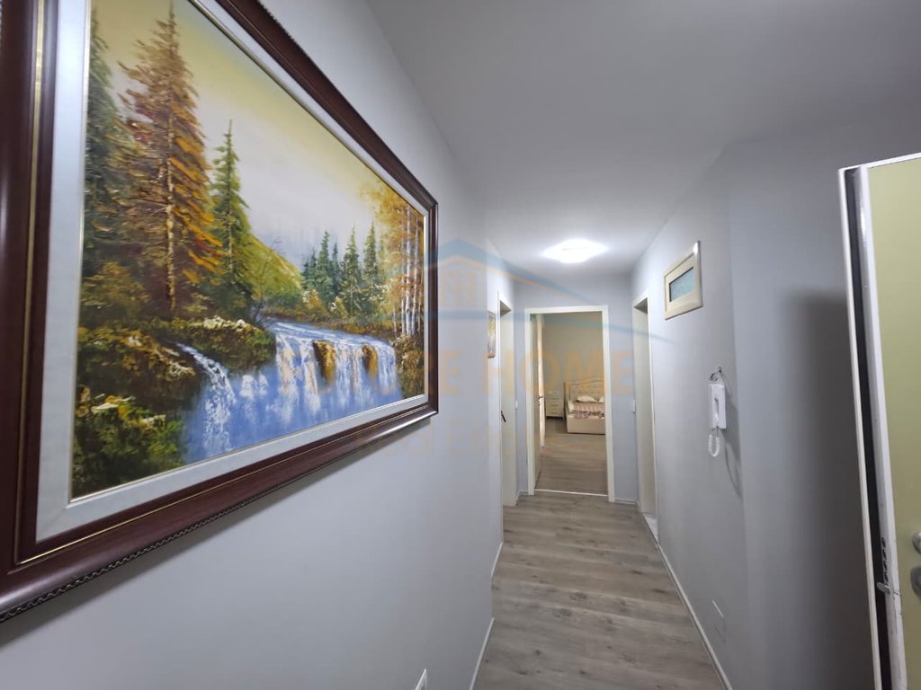 Shitet, Apartament 2+1, Lagjia 1, Korçë.