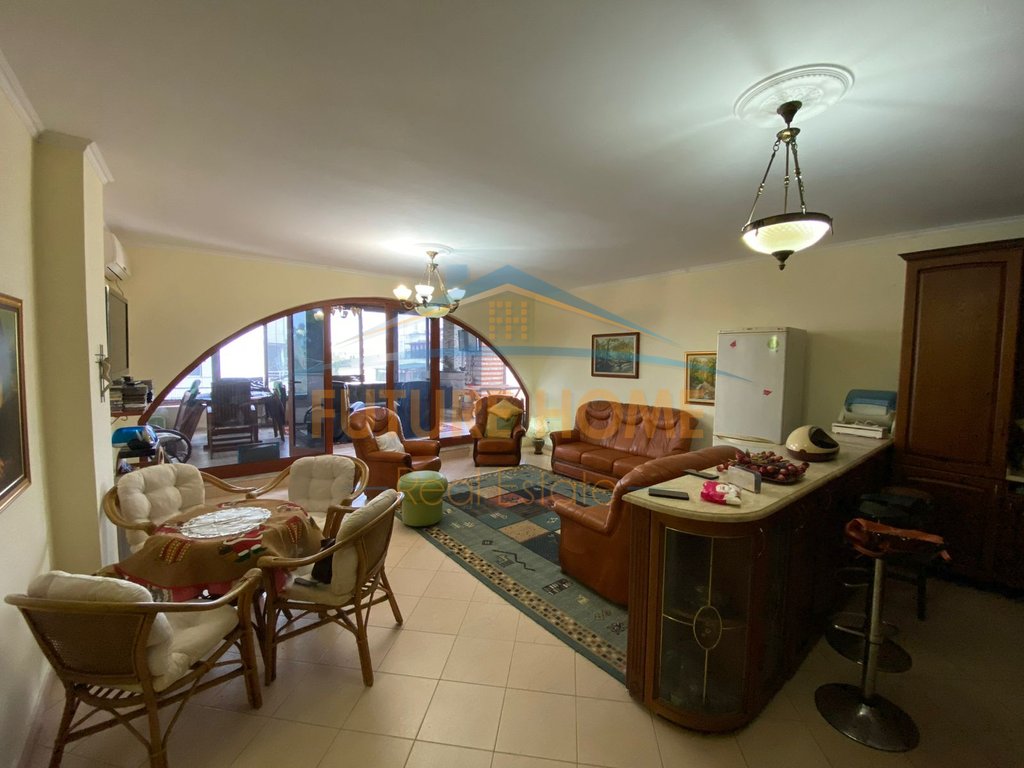 Shitet, Apartament 2+1+Post Parkimi, Golem.