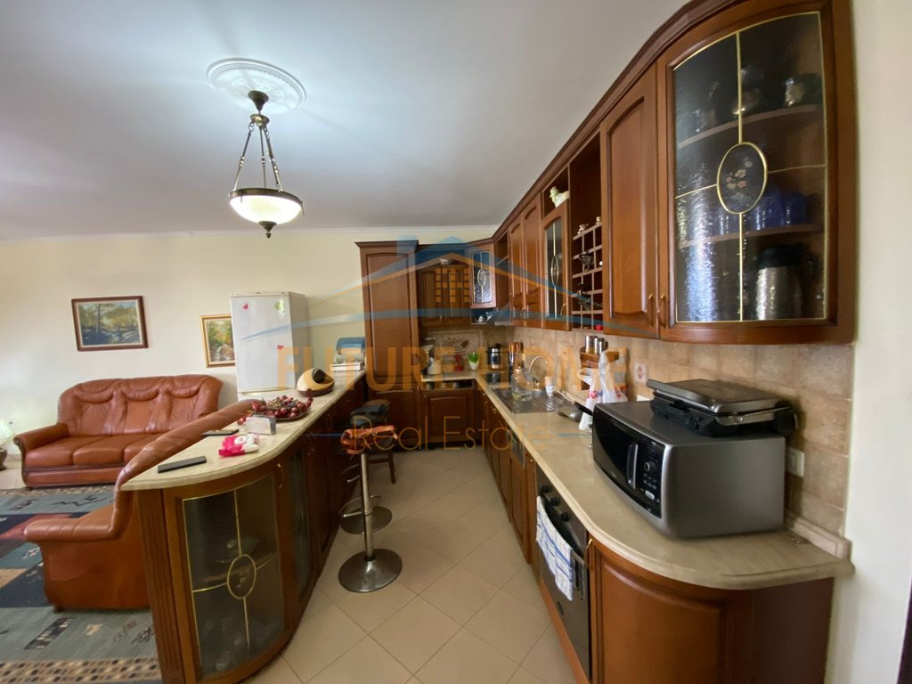 Shitet, Apartament 2+1+Post Parkimi, Golem.