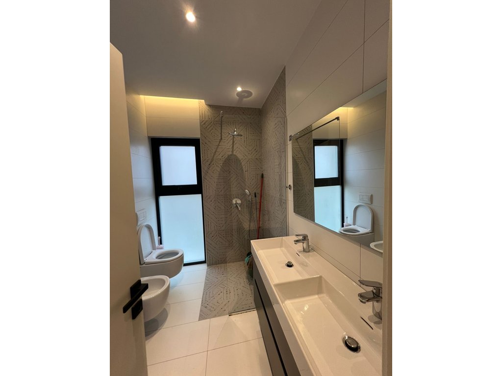 Shitet, Apartament 2+1+Post Parkimi, O2 Residence, Tiranë.