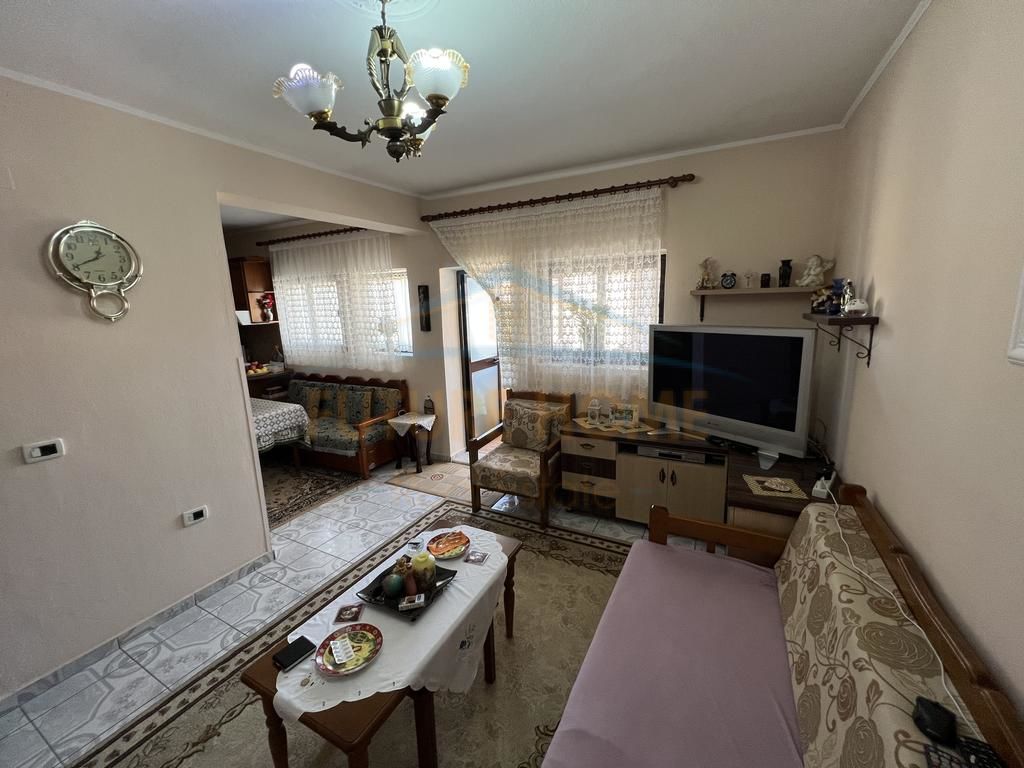 Shitet, Apartament 2+1, pranë Lagjes 15, Korçë.