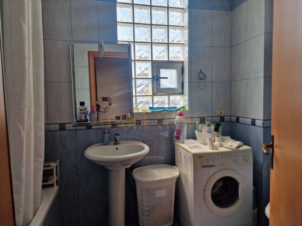 Shitet, Apartament 2+1, prane shkolles 4 Deshmoret, Tirane.