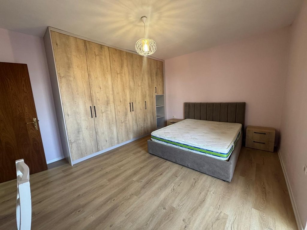 Shitet, Apartament 2+1, Rruga e Kavajës, Tiranë.