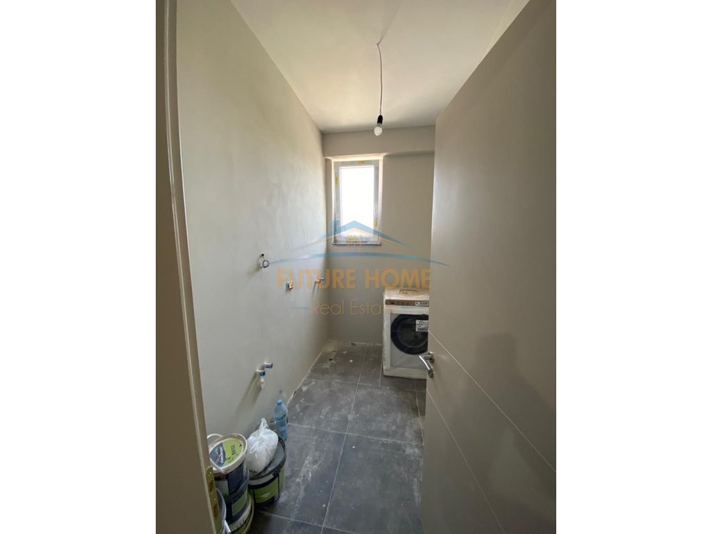 Shitet, Apartament 3+1+2, Komuna e Parisit, Tiranë.