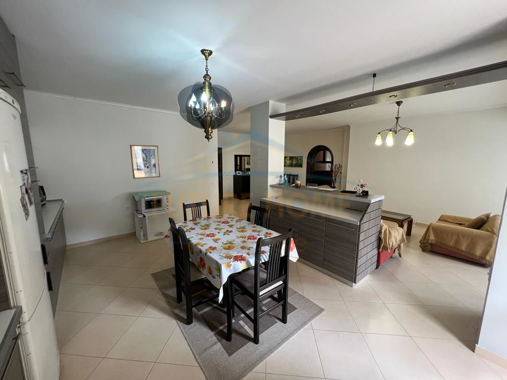 Apartament 3+1+2, Pogradec